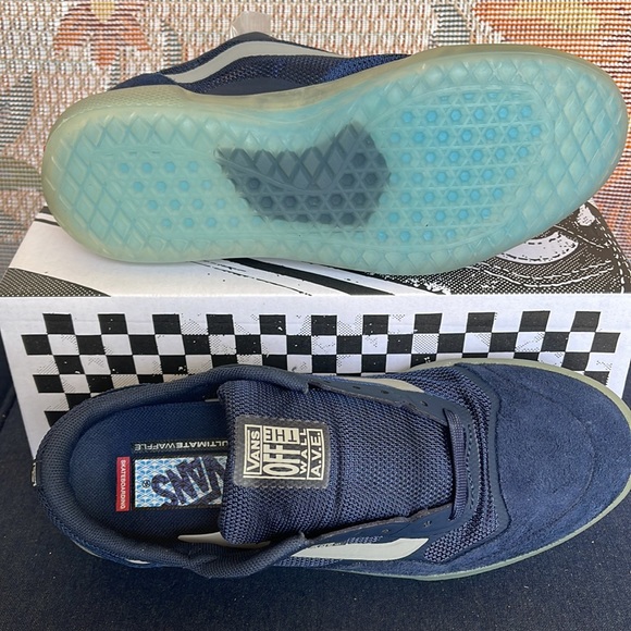 Vans WMNS Ave
Dress Blues/Drizzle
VNOA5JIBWKN
Sneakers - athletic shoes - Picture 5 of 16